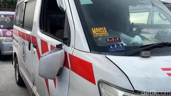 Ambulans Dirusak Saat Demo Sopir Truk di Karanganyar, Spion Patah Jadi Viral