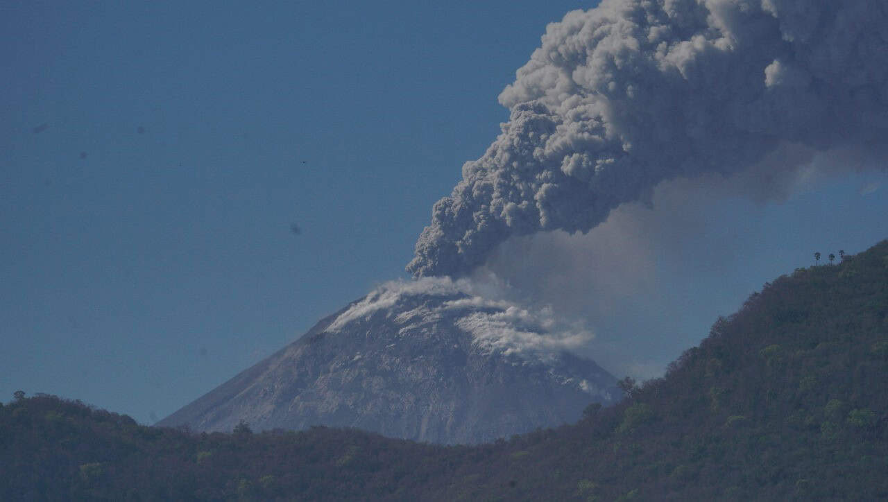 Letusan Gunung Lewotobi Laki-laki Ganggu Puluhan Penerbangan Bali