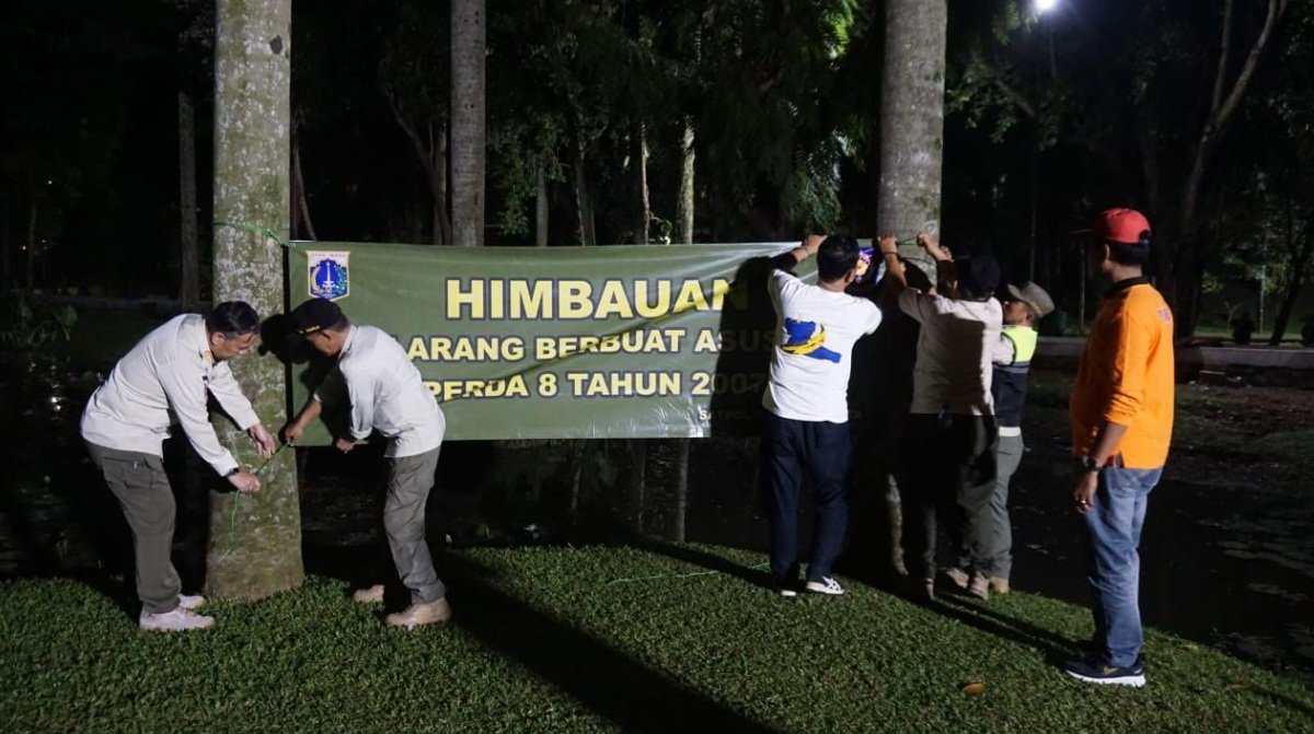 Satpol PP Pasang Spanduk Asusila di Taman Langsat Jaksel